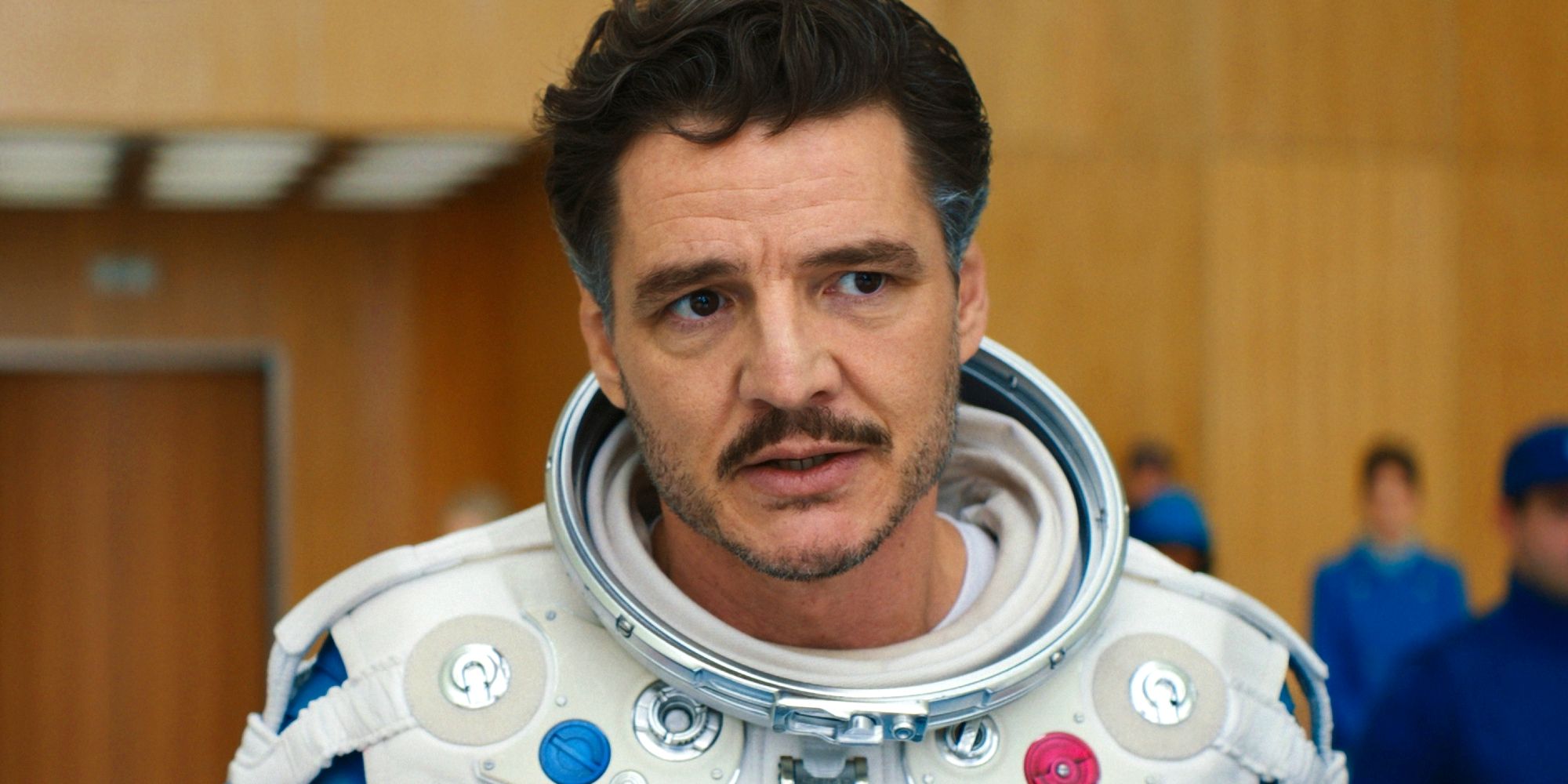 Pedro Pascal dans le rôle d'un Reed Richards inquiet durant une conférence de presse, dans Les Quatre Fantastiques : Premiers Pas.