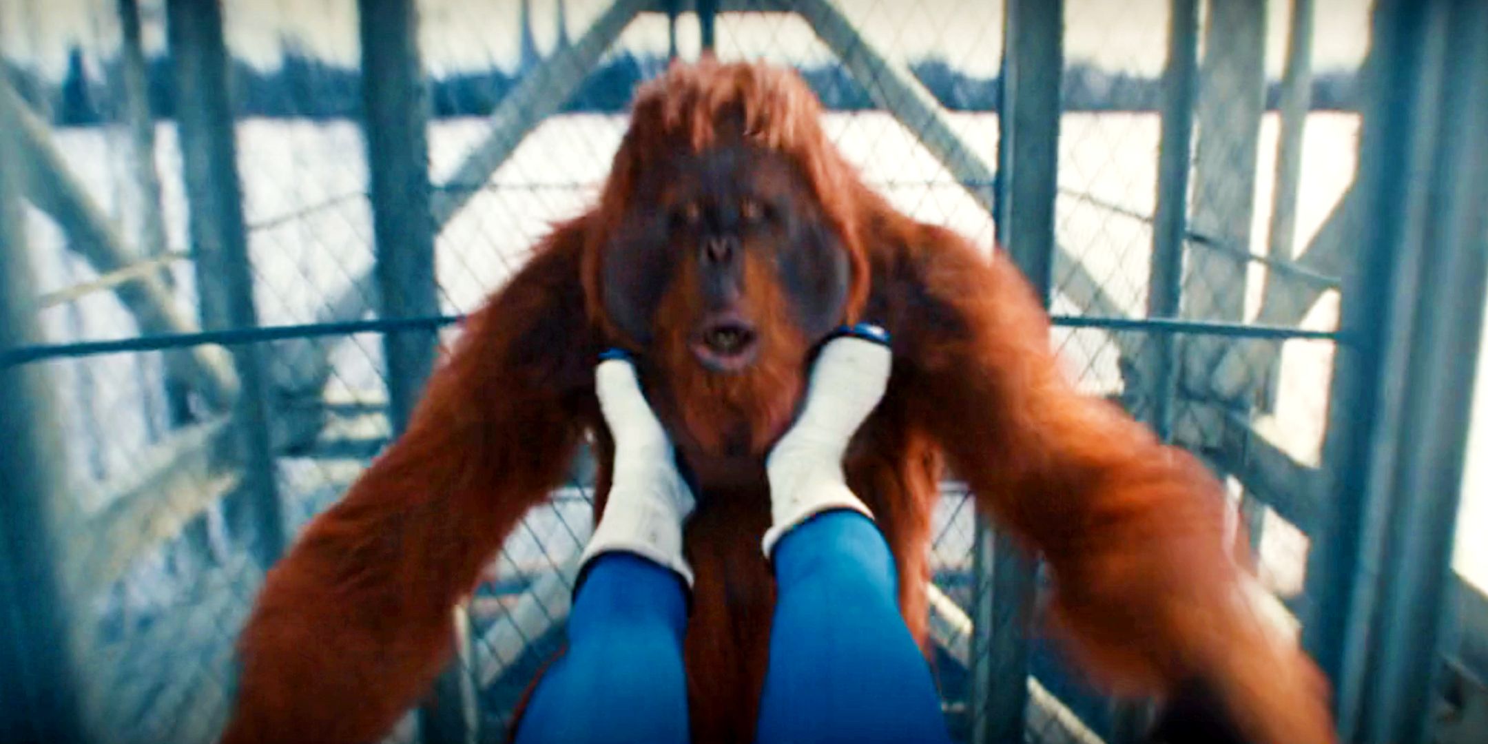 Reed Richrds combat un des Super-Singes du Fantôme Rouge dans Les Quatre Fantastiques : Premiers Pas.