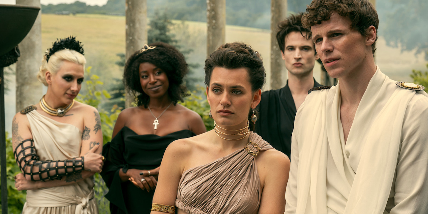 Mason Alexander Park dans le rôle de Desire, Kirby Howell-Baptiste dans le rôle de Death, Ella Rumpf dans le rôle d'Eurydice, Tom Sturridge dans le rôle de Morpheus et Ruairi O'Connor dans le rôle d'Orphée dans la saison 2 de Sandman sur Netflix.