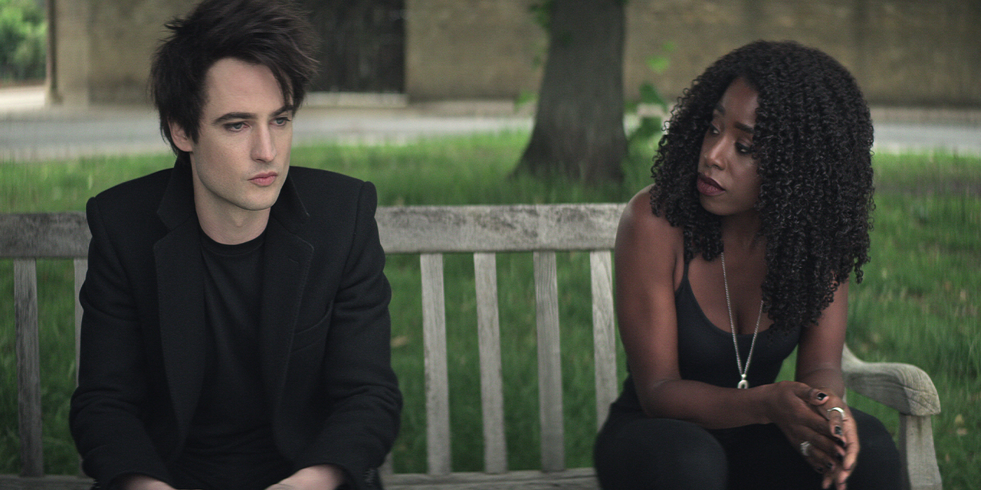 Tom Sturridge est Dream), Kirby Howell Baptiste est Death dans la série Sandman sur Netflix.