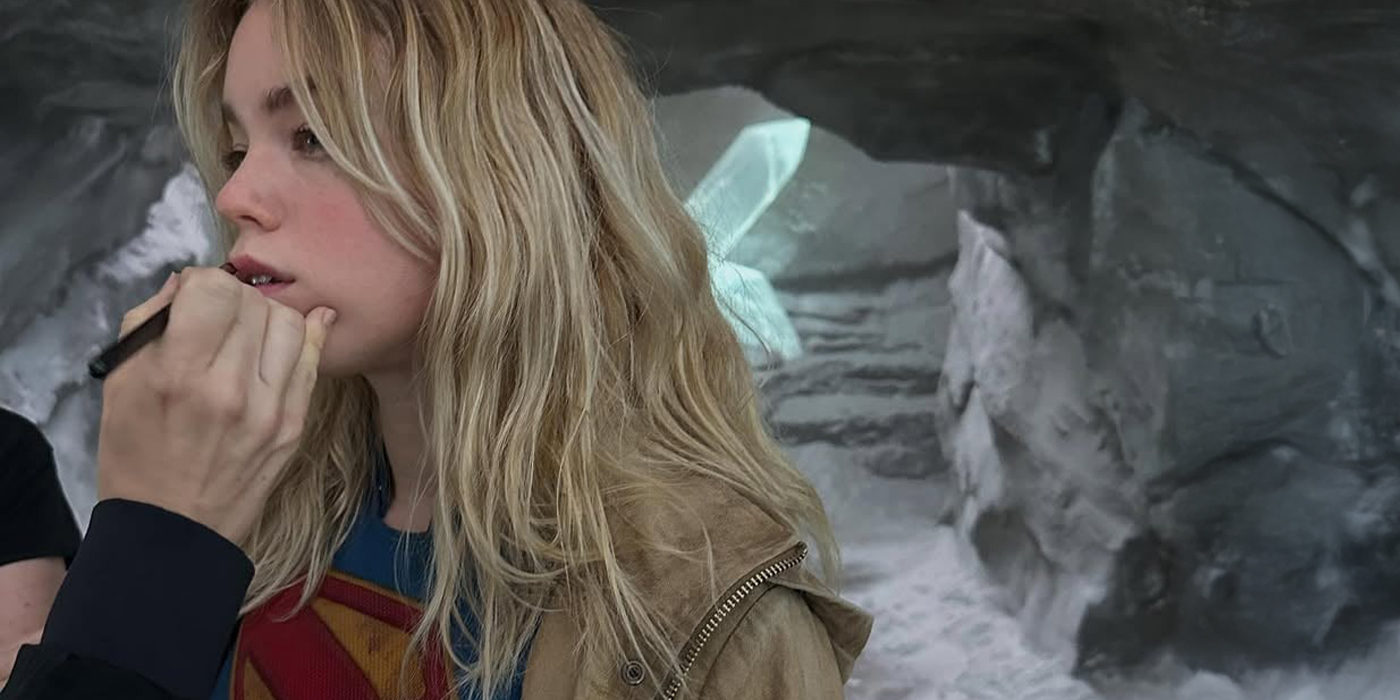 Milly Alcock se faisant maquiller pour le rôle de Supergirl dans le film Superman de James Gunn.