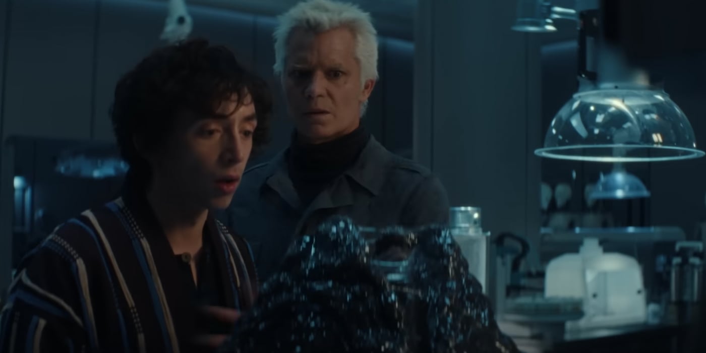 Kirsh et Boy Kavalier devant un ovomorphe, un œuf de Xénomorphe, dans l'épisode 3 d'Alien: Earth.
