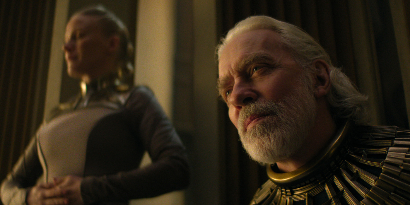 Terrence Mann et Laura Birn dans Foundation.
