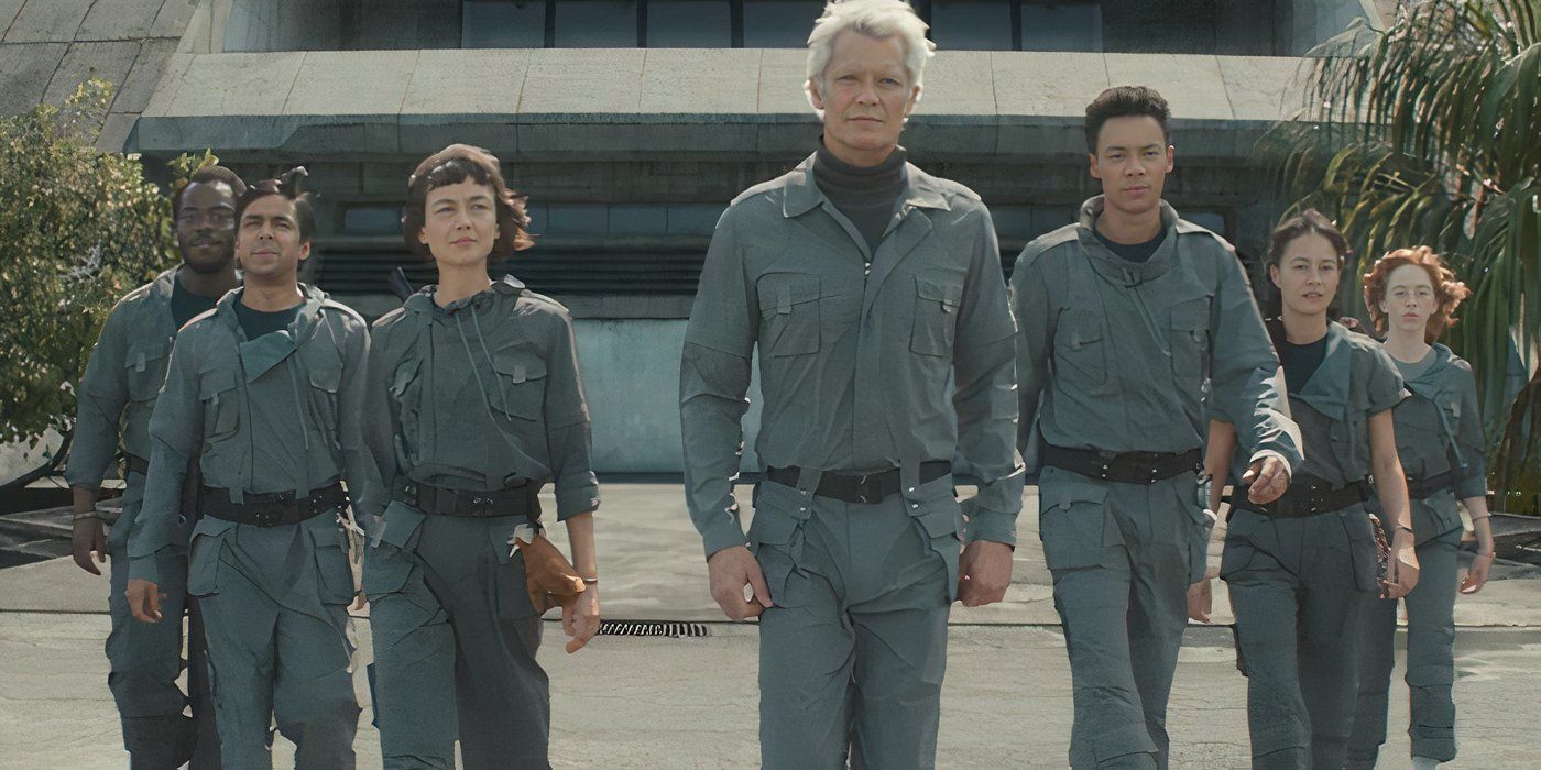 Adarsh Gourav et d'autres, dont Timothy Olyphant, dans Alien: Earth .