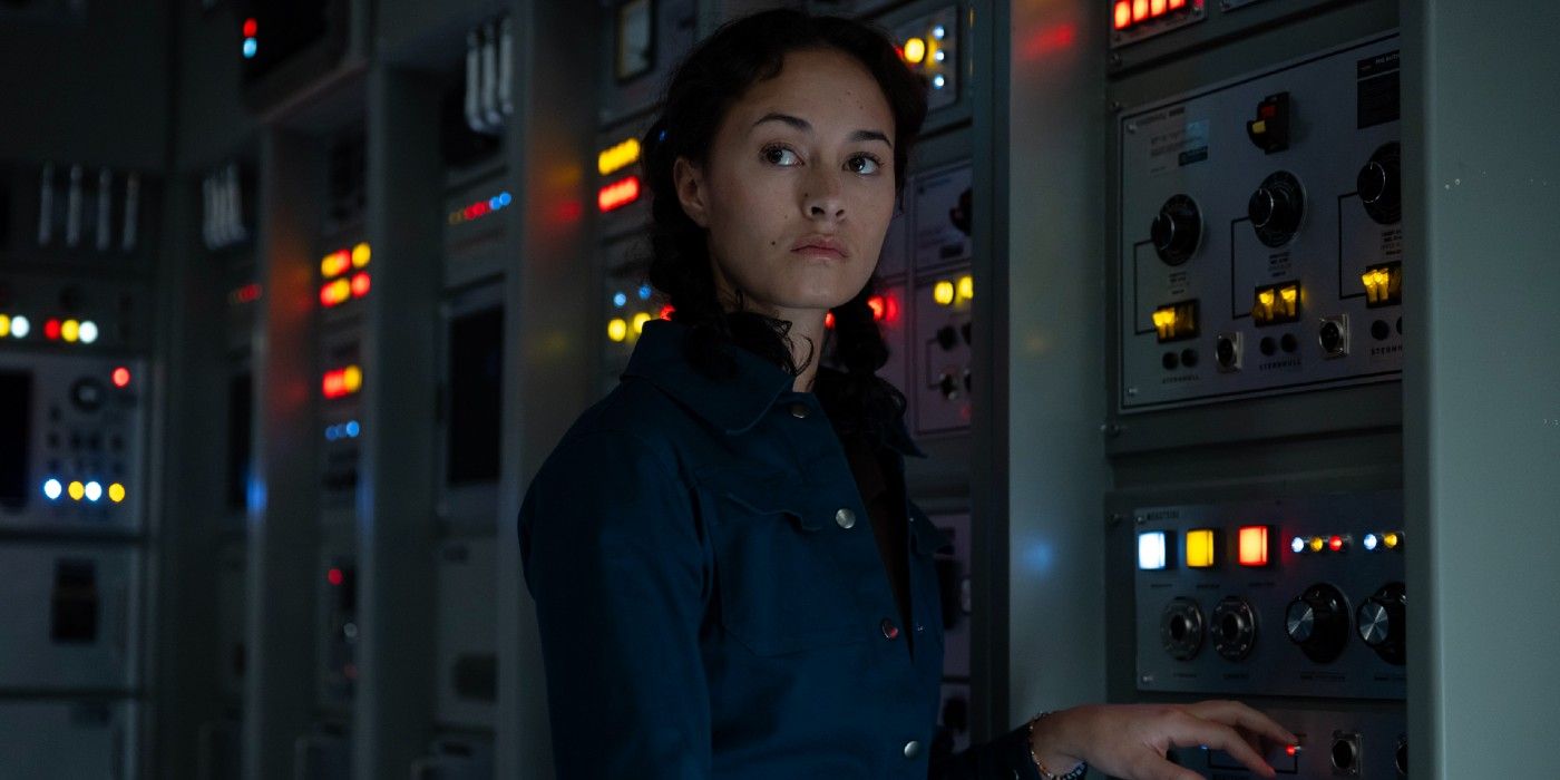 Curly (Erana James) debout devant un panneau de contrôle dans Alien : Earth.