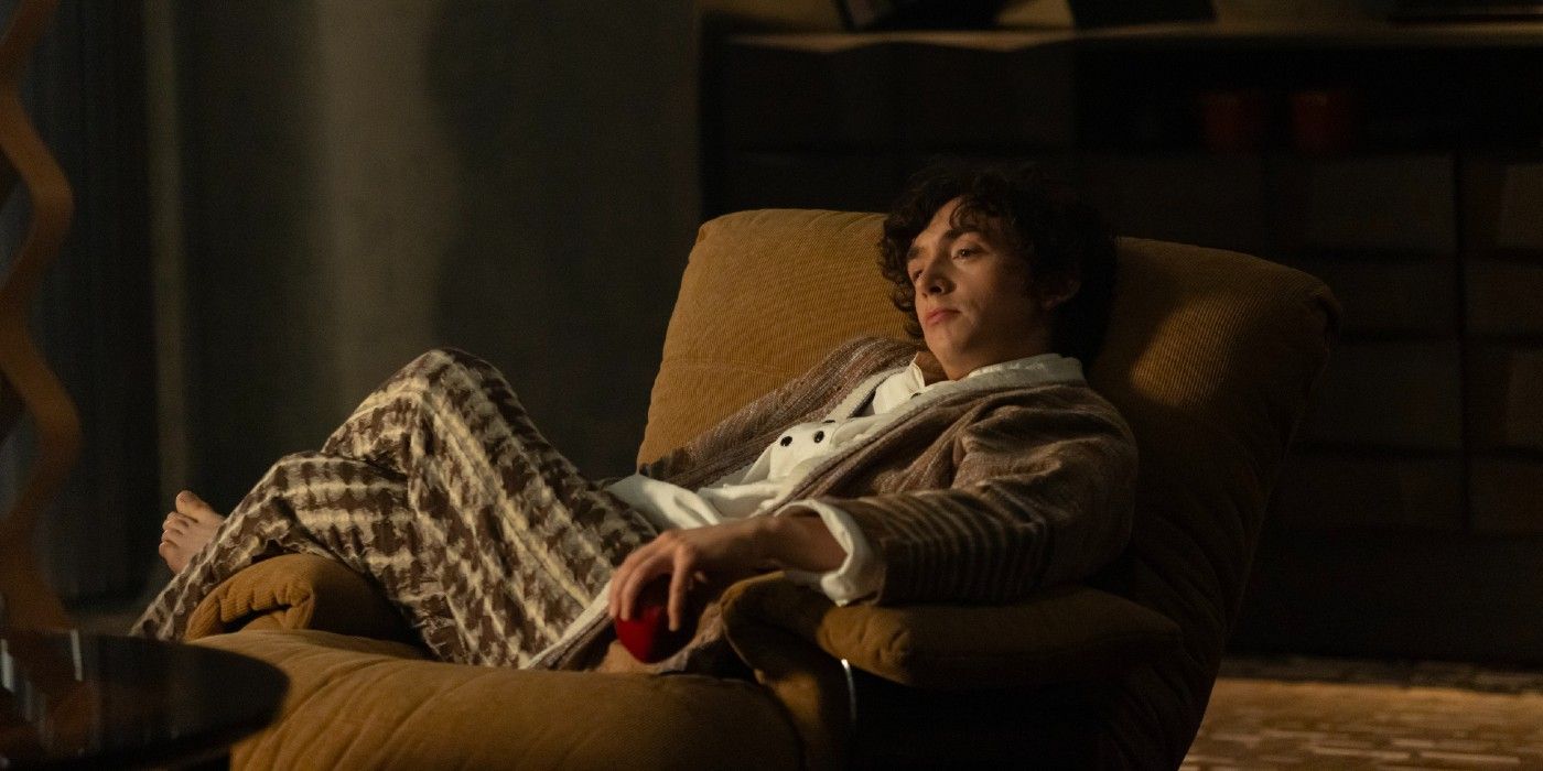Boy Kavalier (Samuel Blenkin) est assis sur une chaise dans Alien: Earth.