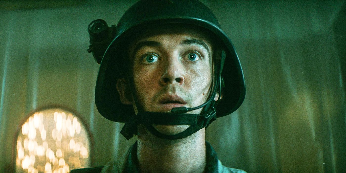 Samuel Blenkin porte un casque avec un micro dans Alien Earth