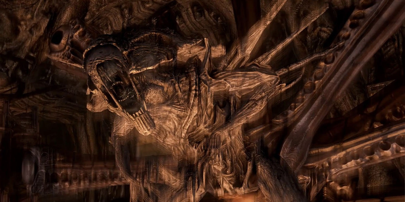 La matriarche était une très vieille reine extraterrestre initialement capturée par les Predators, dans Aliens: Colonial Marines.