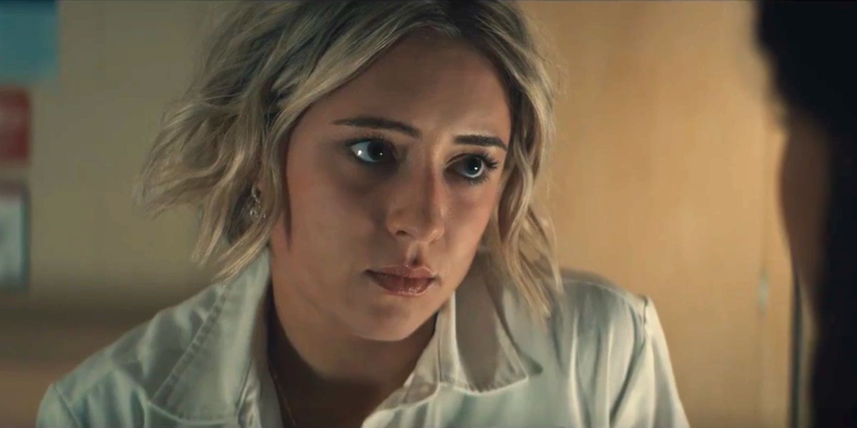 Lizzie Broadway dans le rôle d'Emma, ​​l'air inquiète dans Gen V.