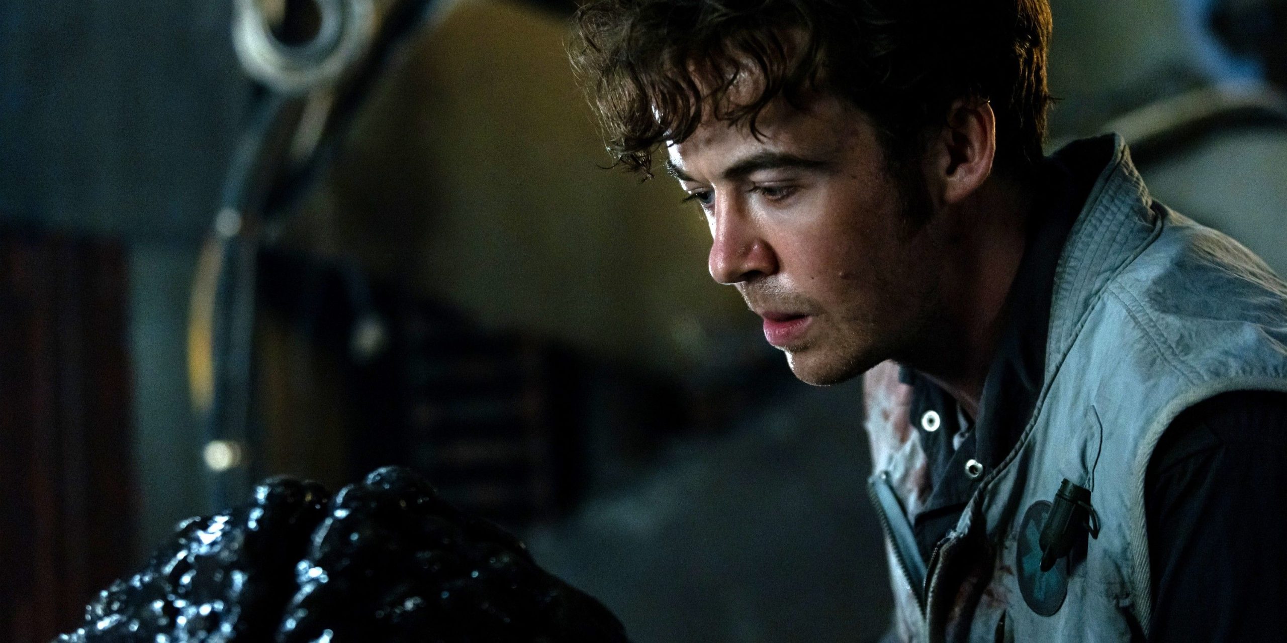 Hermit observant un ovomorphe, l'œuf des xénomorphes dans Alien: Earth.