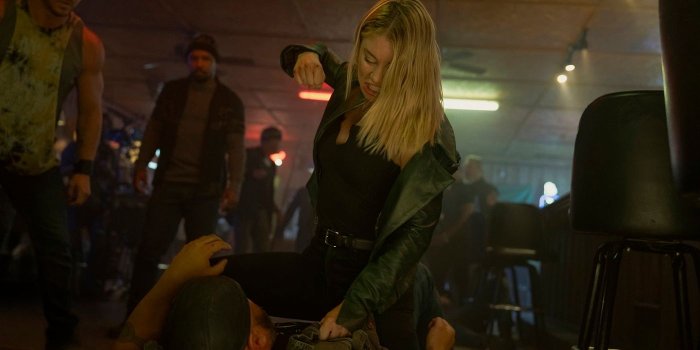 Harcourt (Jennifer Holland) en pleine bagarre dans le premier épisode de la saison 2 de Peacemaker.