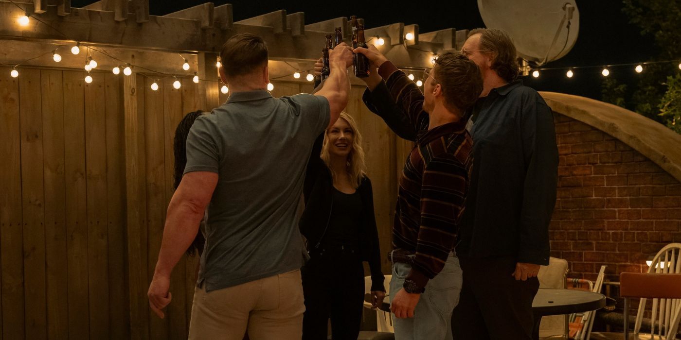 John Cena, Jennifer Holland, Freddie Stroma et Steve Agee levant leurs bouteilles de bière en tant que Chris, Emilia, Adrian, Adebayo et Economos dans la saison 2 de Peacemaker.