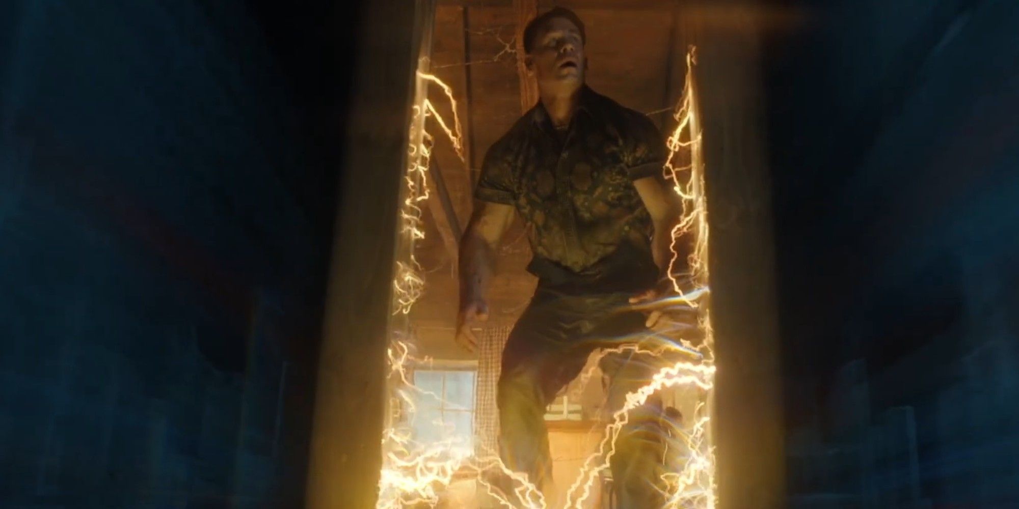 Peacemaker (John Cena) et son portail interdimensionnel dans la saison 2 de la série du DCU.