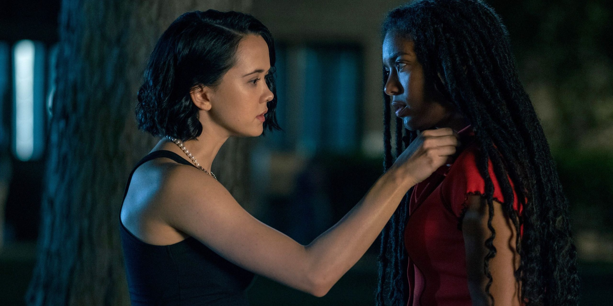 London Thor dans le rôle de Jordan touchant l'épaule de Marie (Jaz Sinclair) dans la saison 1 de Gen V