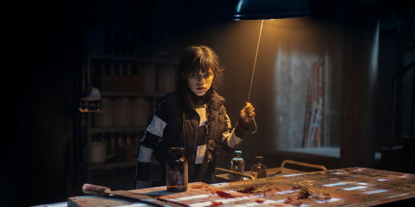 Mercredi (Jenna Ortega) enquête dans la saison 1.