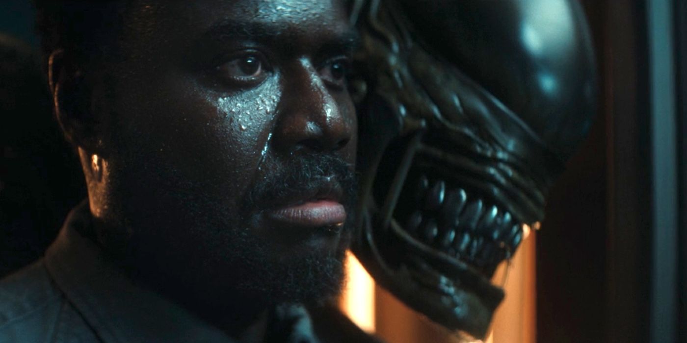 Un xénomorphe se tient près de Morrow dans l'épisode 3 d'Alien: Earth.