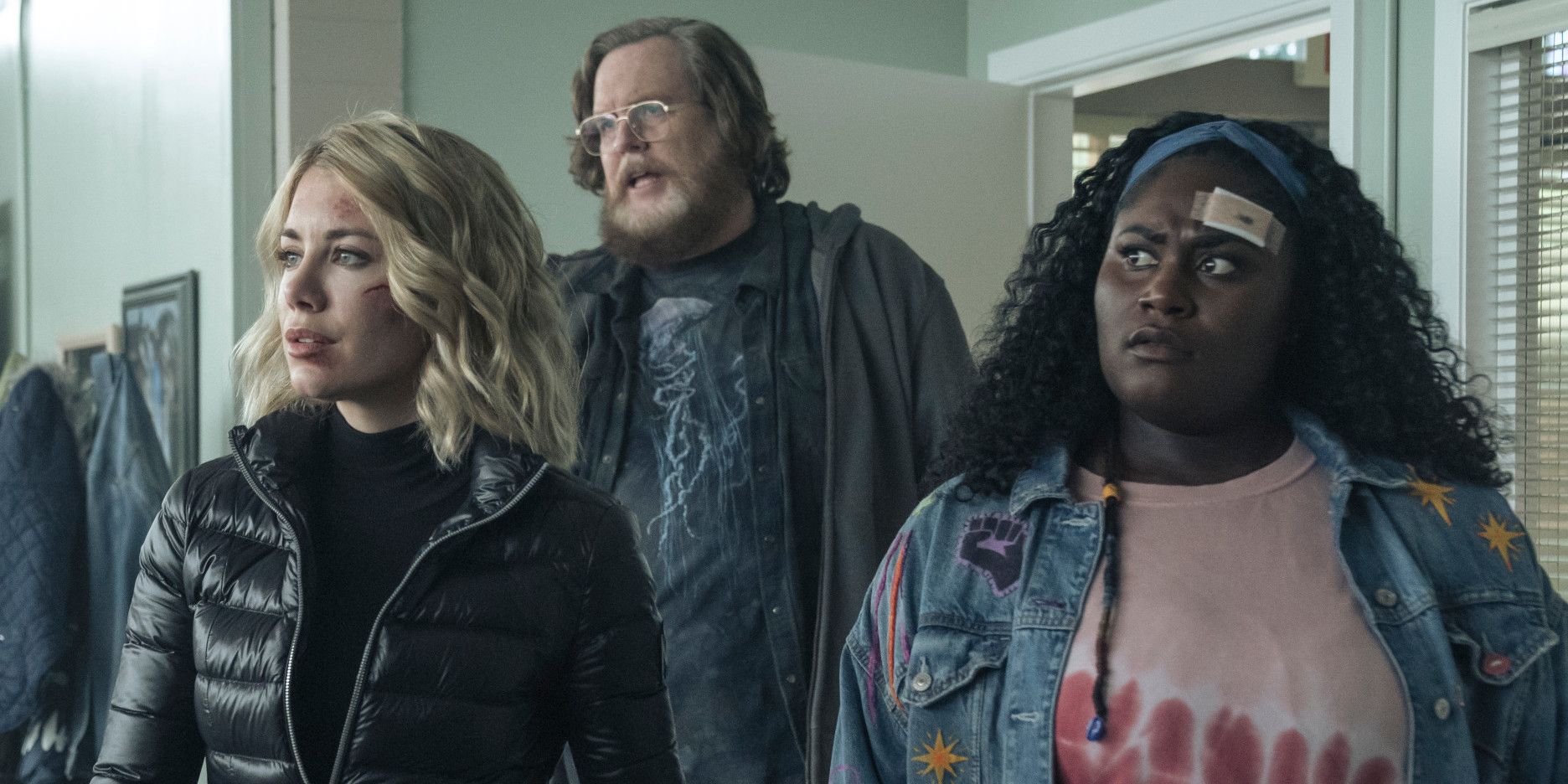 Danielle Brooks, Jennifer Holland et Steve Agee dans la saison 2 de Peacemaker.