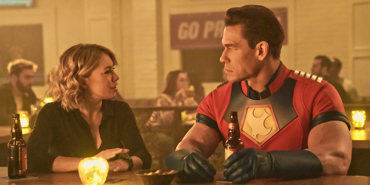 Emilia Harcourt (Jennifer Holland) et Peacemaker (John Cena) dans le premier épisode de la saison 1 de Peacemaker.