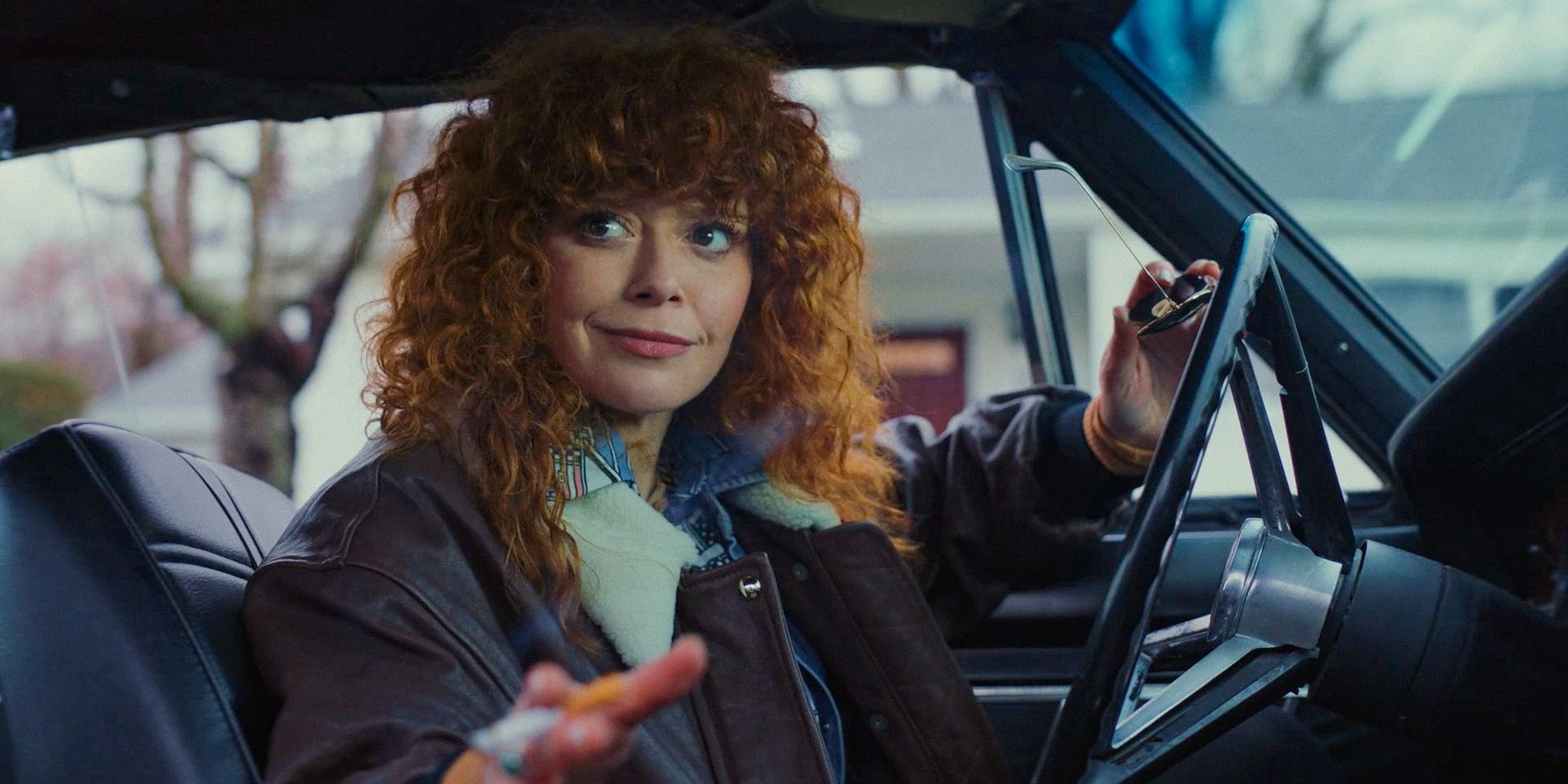 Charlie (Natasha Lyonne) en voiture dans l'épisode 1 de la saison 2 de Poker Face.