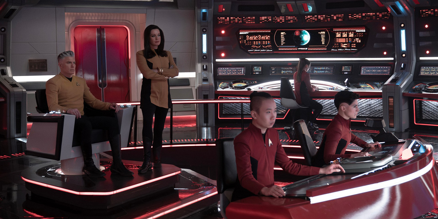 Anson Mount dans le rôle du capitaine Pike, Rebecca Romijn dans le rôle d'Una et Melissa Navia dans le rôle d'Erica Ortegas dans l'épisode 7 de la saison 3 de Strange New Worlds en streaming sur Paramount+.