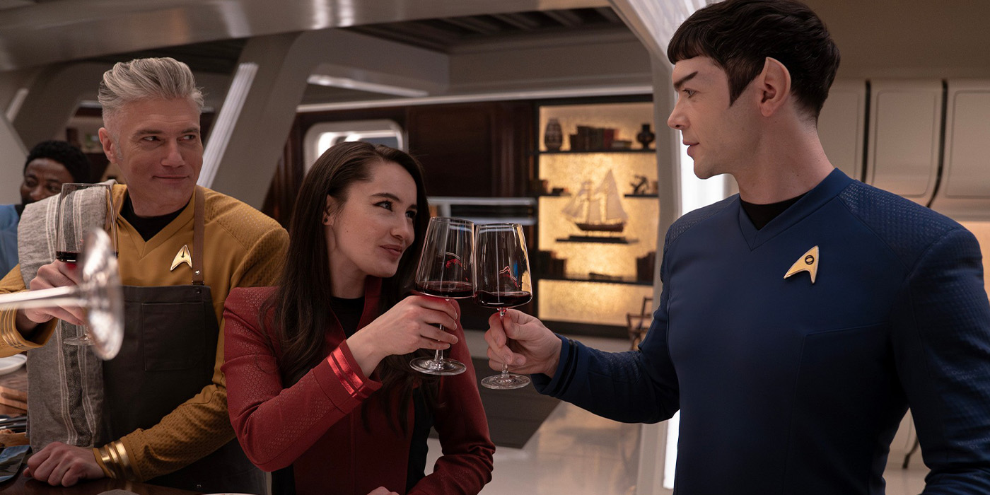 Anson Mount dans le rôle du capitaine Pike, Christina Chong dans le rôle de La'an et Ethan Peck dans le rôle de Spock dans l'épisode 7 de la saison 3 de Strange New Worlds en streaming sur Paramount+.