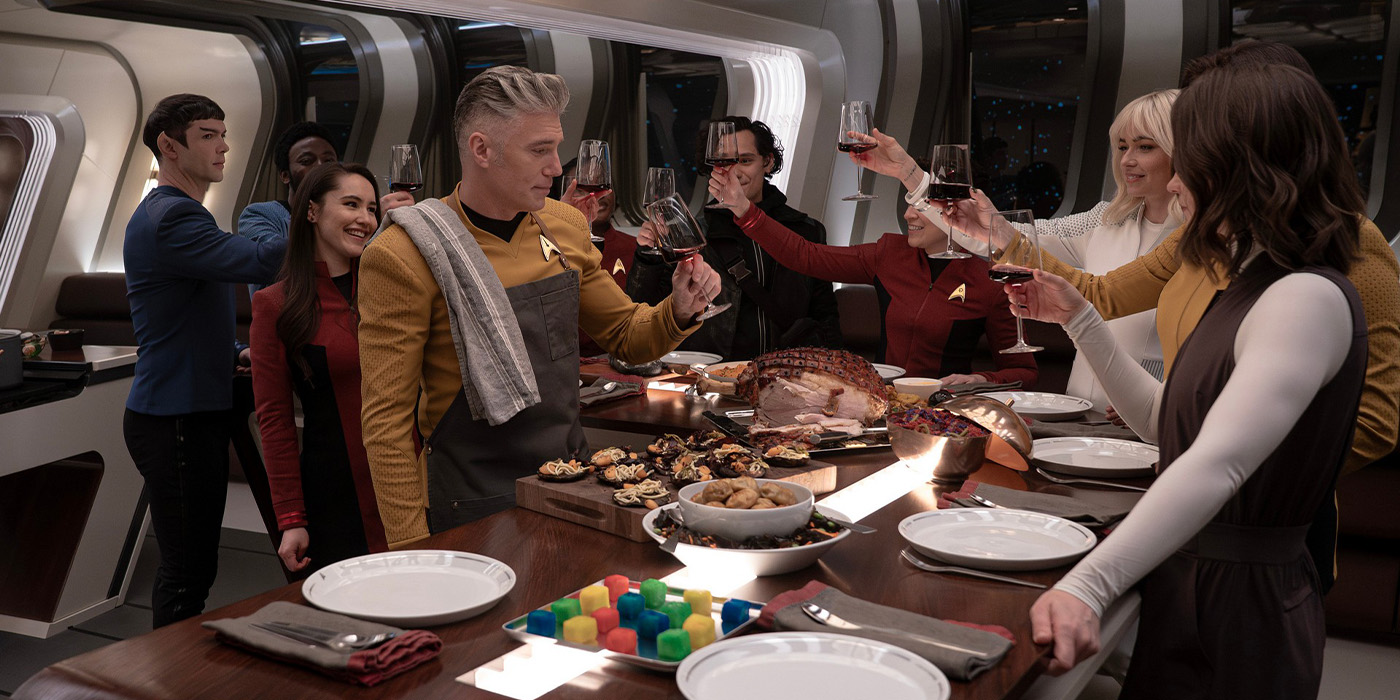Anson Mount dans le rôle du capitaine Pike, Christina Chong dans le rôle de La'an et Ethan Peck dans le rôle de Spock dans l'épisode 7 de la saison 3 de Strange New Worlds.