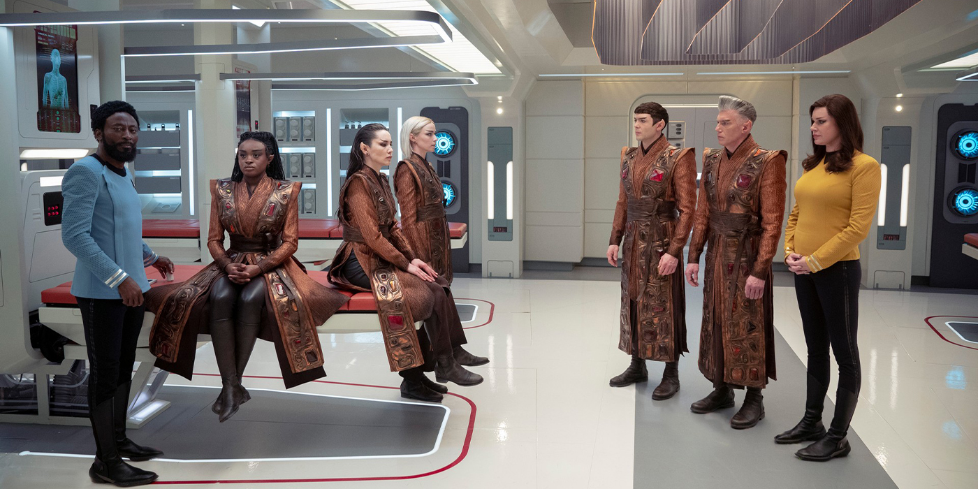 Babs Olusanmokun (M'Benga), Celia Rose Gooding (Uhura), Christina Chong (La'an), Jess Bush (Chapel), Ethan Peck (Spock), Anson Mount (Pike) et Rebecca Romijn (Una) dans Star Trek : Strange New Worlds.