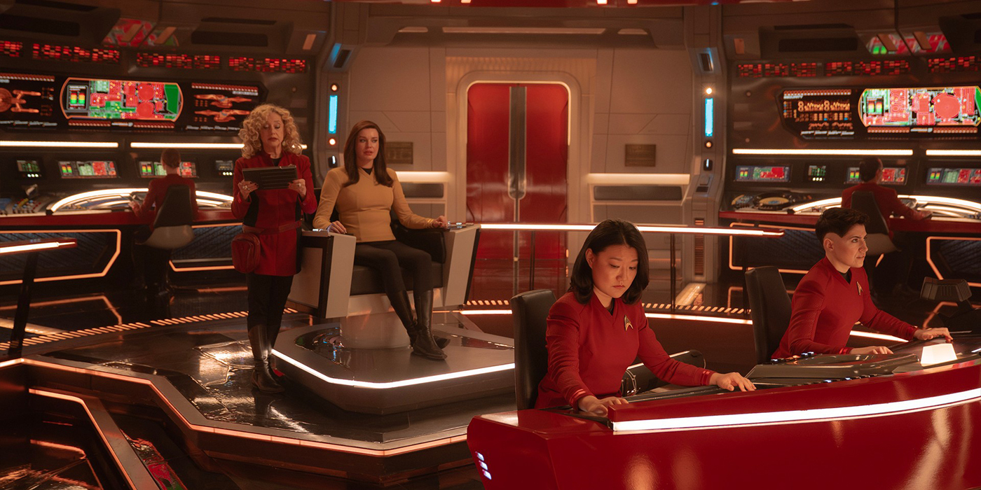 Carol Kane (Pelia), Rebecca Romijn (Una), Rong Fu (Mitchell) et Melissa Navia (Erica Ortegas) dans l'épisode 8 de la saison 3 de Strange New Worlds.