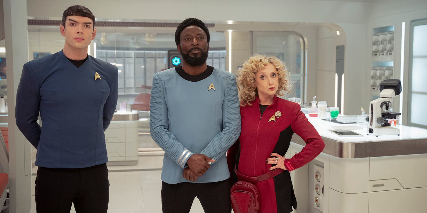 Ethan Peck dans le rôle de Spock, Babs Olusanmokun dans le rôle de M'Benga et Carol Kane dans le rôle de Pelia dans Star Trek : Strange New Worlds.