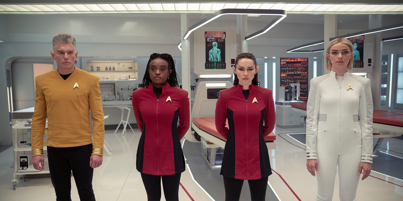 Anson Mount dans le rôle de Pike, Celia Rose Gooding dans le rôle d'Uhura, Christina Chong dans le rôle de La'an et Jess Bush dans le rôle de Chapel dans Star Trek : Strange New Worlds.