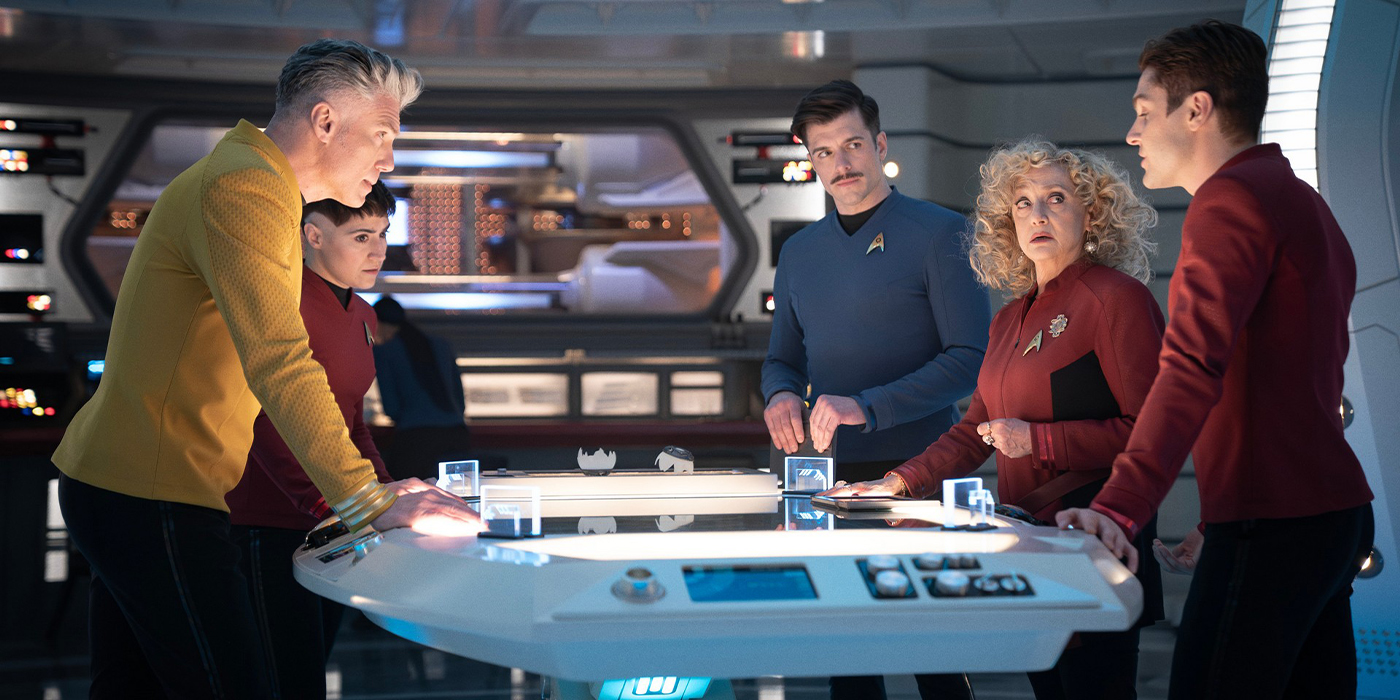 Anson Mount dans le rôle du capitaine Pike, Melissa Navia dans le rôle d'Erica Ortegas, Dan Jeannotte dans le rôle de Sam Kirk, Carol Kane dans le rôle de Pelia et Martin Quinn dans le rôle de Scotty dans l'épisode 5 de la saison 3 Strange New Worlds.