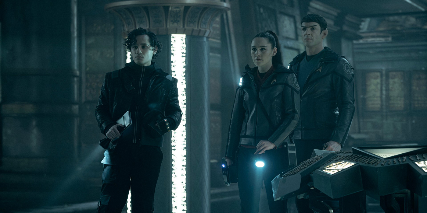 Mynor Luken dans le rôle de Beto, Christina Chong dans le rôle de La'an et Ethan Peck dans le rôle de Spock dans l'épisode 5 de la saison 3 de Strange New Worlds.