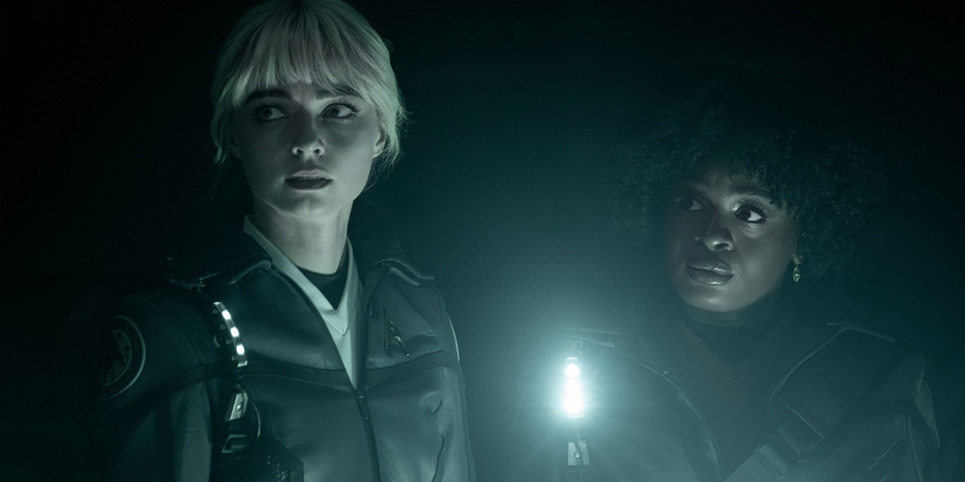 Jess Bush dans le rôle de Chapel et Celia Rose Gooding dans le rôle d'Uhura dans l'épisode 5 de la saison 3 de Strange New Worlds.