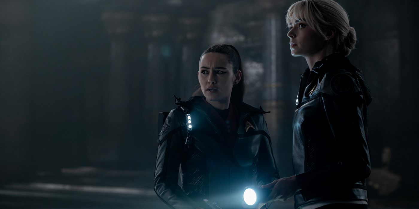 Christina Chong dans le rôle de La'an et Jess Bush dans le rôle de Chapel dans l'épisode 5 de la saison 3 de Strange New Worlds.