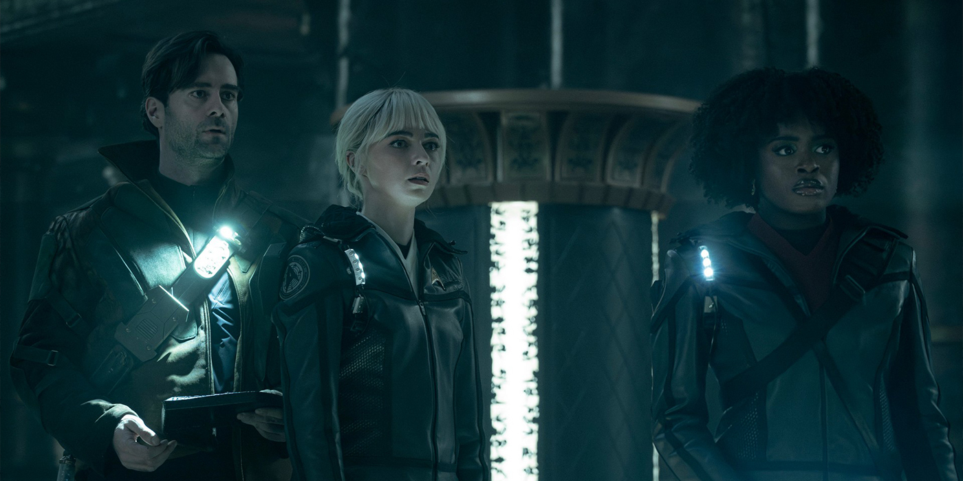 Cillian O'Sullivan dans le rôle du Dr Roger Korby, Jess Bush dans le rôle de Chapel et Celia Rose Gooding dans le rôle d'Uhura dans l'épisode 5 de la saison 3 de Strange New Worlds.