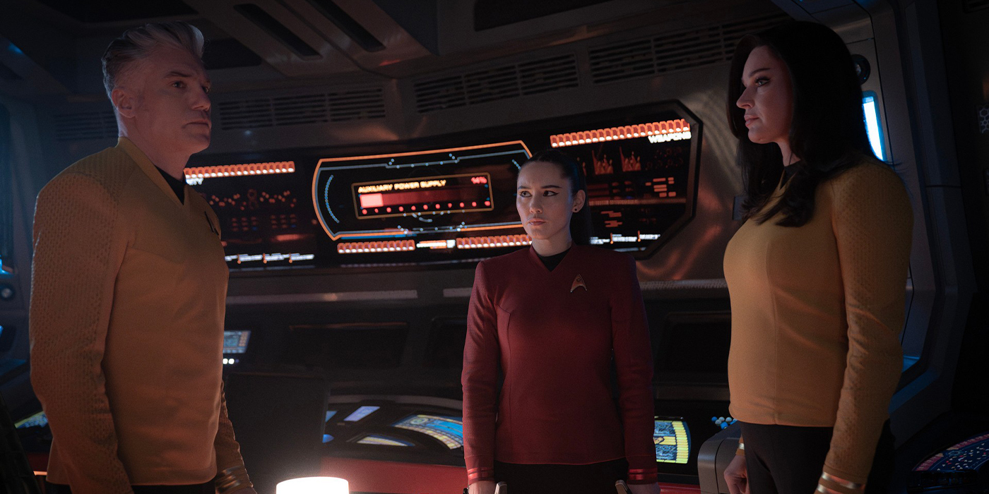 Anson Mount dans le rôle du capitaine Pike, Christina Chong dans le rôle de Laan et Rebecca Romijn dans le rôle d'Unain saison 3 , épisode 6 de Strange New Worlds