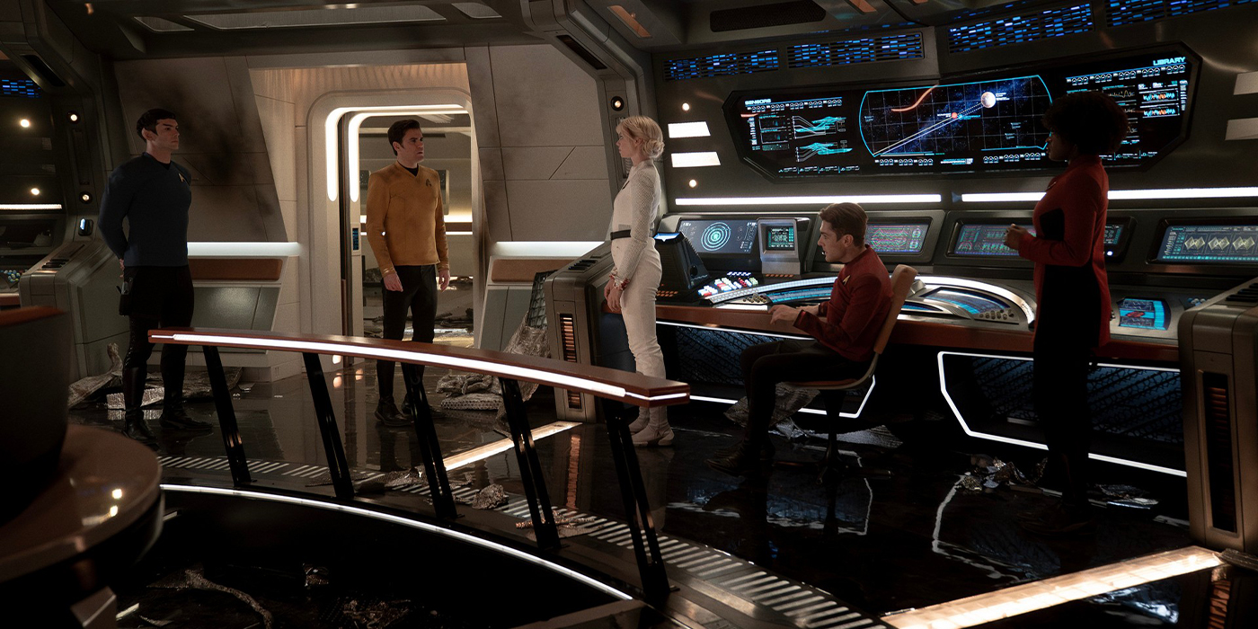 Ethan Peck dans le rôle de Spock, Paul Wesley dans le rôle de Kirk, Jess Bush dans le rôle de Chapel, Martin Quinn dans le rôle de Scotty et Celia Rose Gooding dans le rôle d'Uhura dans la saison 3, épisode 6 de Strange New Worlds.