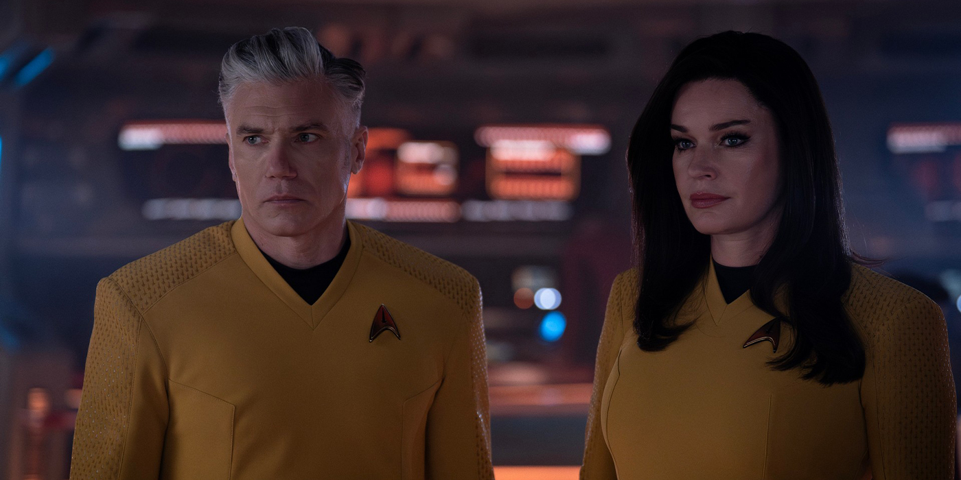 Anson Mount dans le rôle du capitaine Pike et Rebecca Romijn dans le rôle de Una dans la saison 3, épisode 6 de Strange New Worlds.