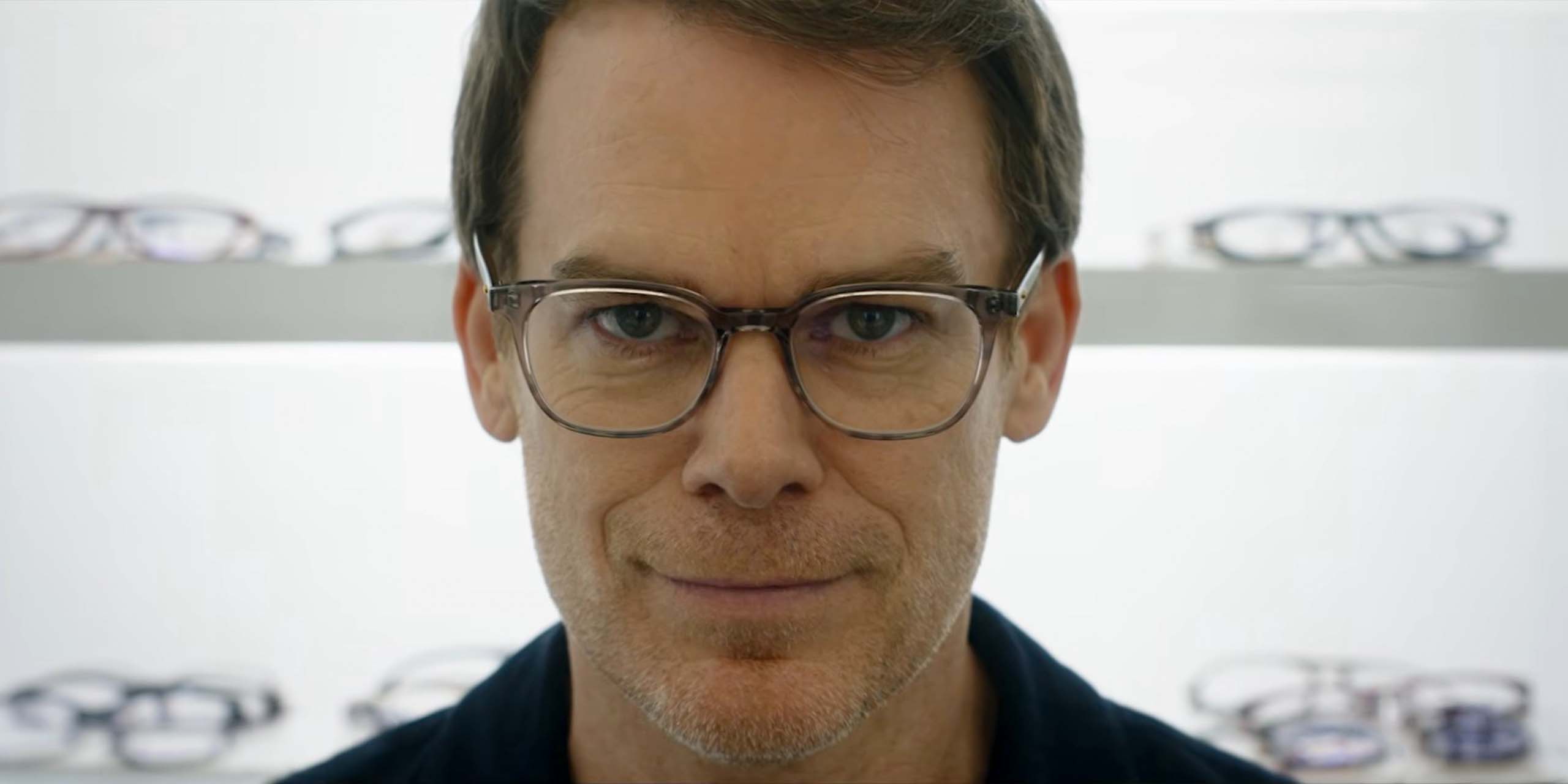Dexter (Michael C. Hall) portant des lunettes dans la saison 2 de Dexter: Resurrection.