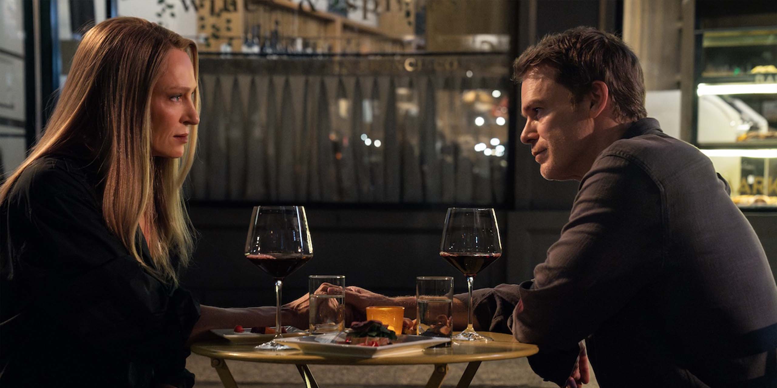 Charley (Uma Thurman) et Dexter (Dexter (Michael C. Hall) à une table de restaurant dans la saison 2 de Dexter: Resurrection.