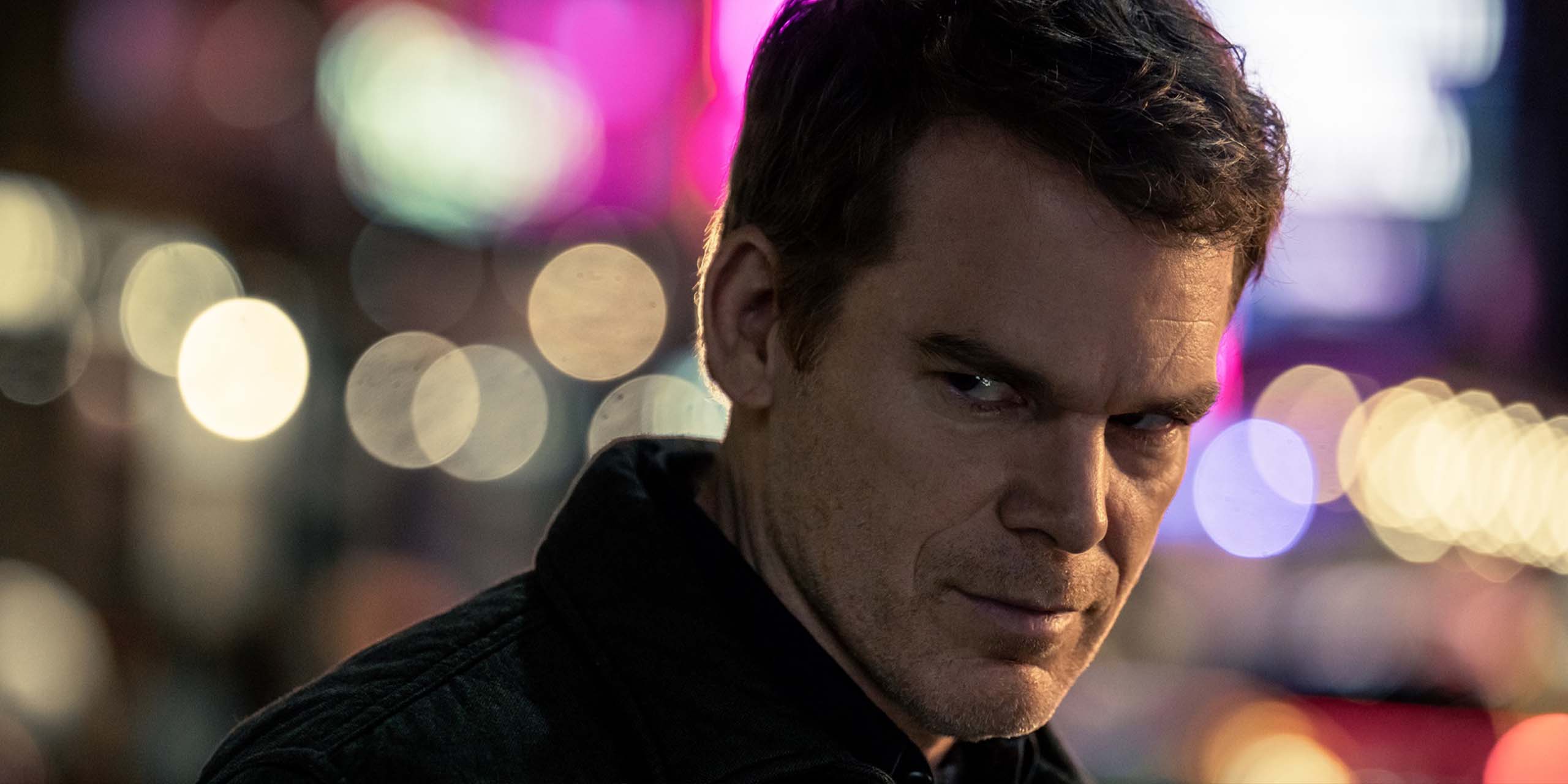 Dexter (Michael C. Hall) l'air sournois dans la saison 2 de Dexter: Resurrection.