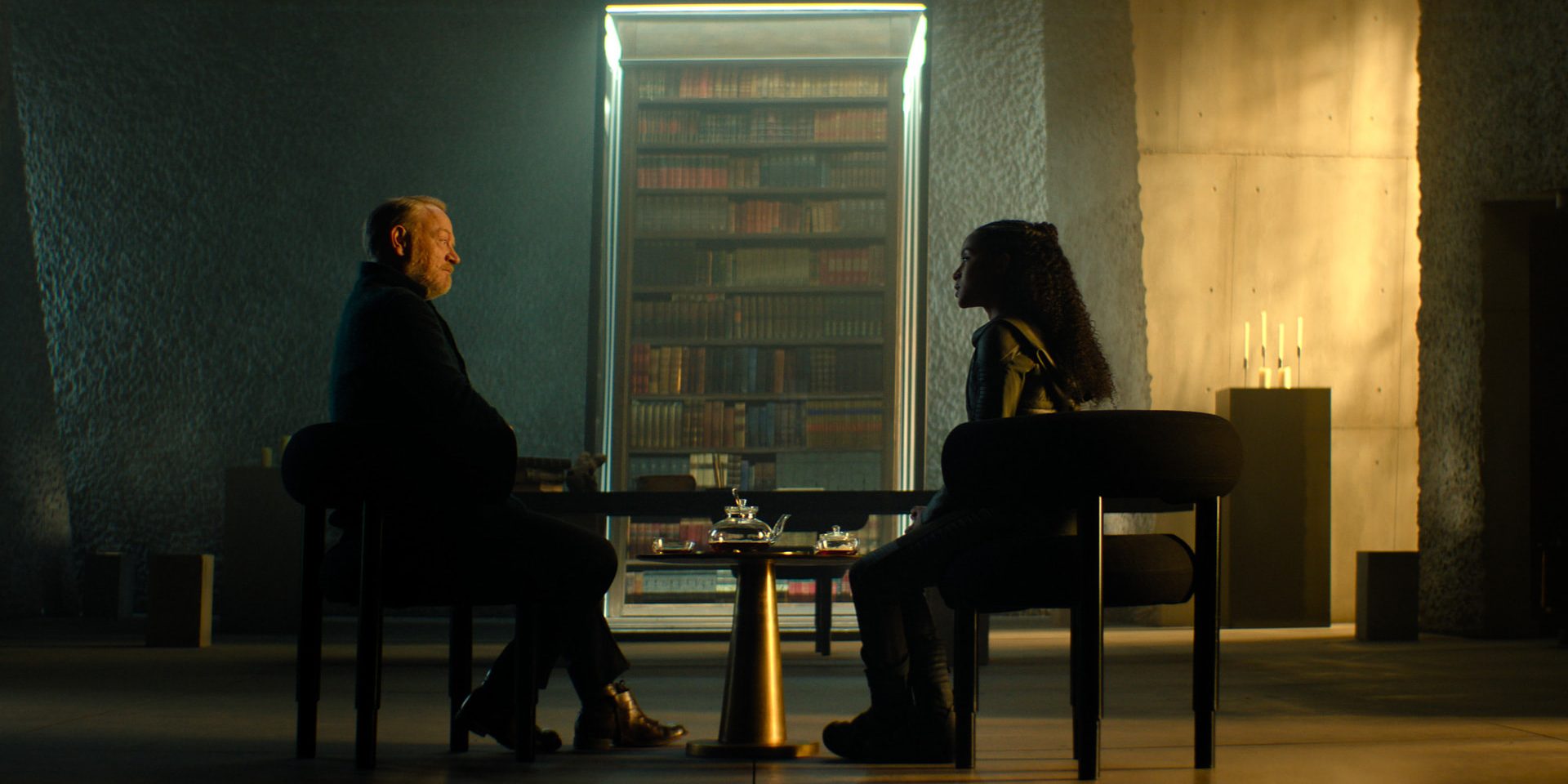 Jared Harris et Lou Llobell dans l'épisode 9 de la saison 3 de Foundation sur AppleTV+.