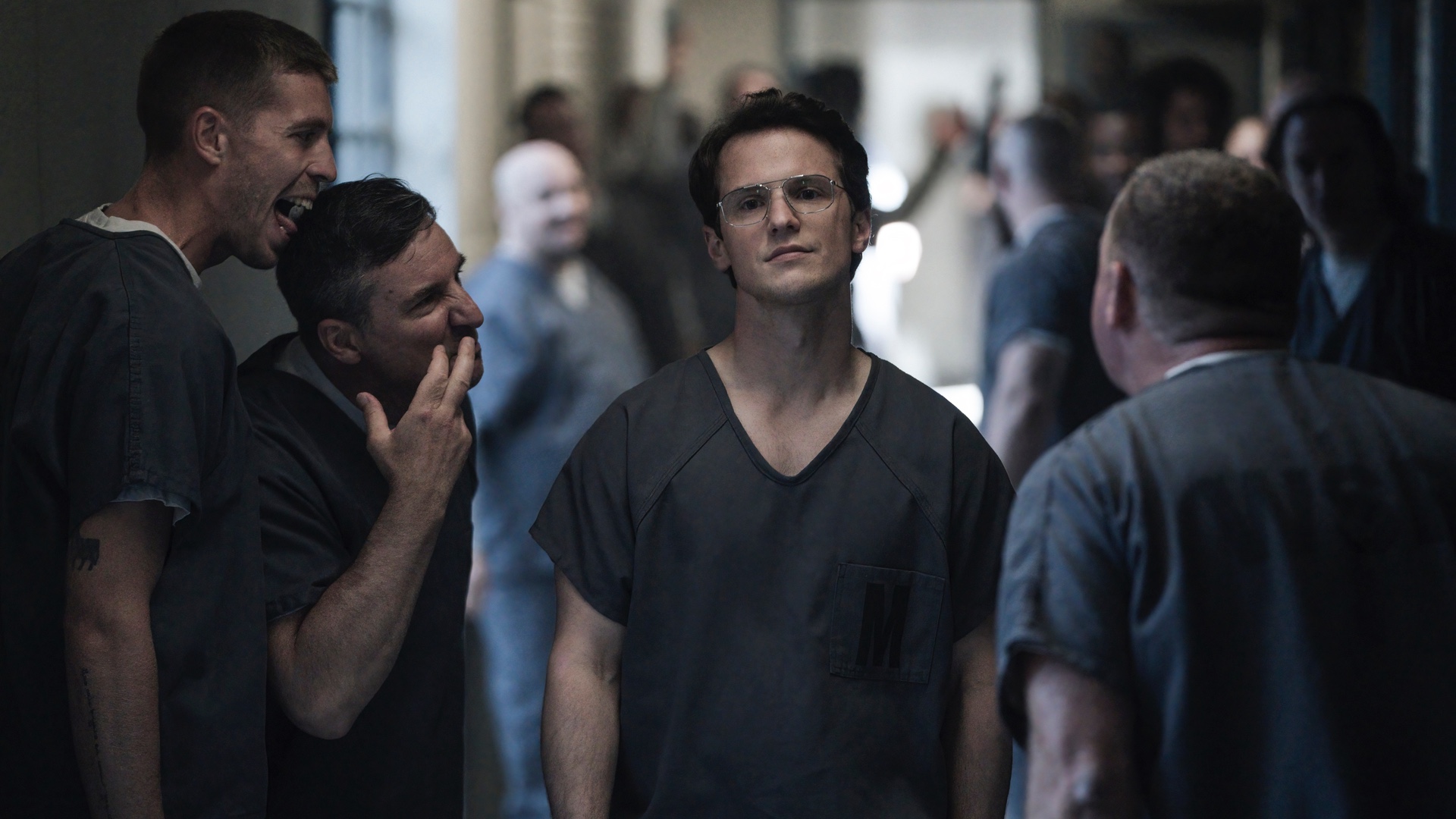 Freddie Stroma dans le rôle d'Adrian Chase, alias Vigilante, en prison dans la saison 2 de Peacemaker.
