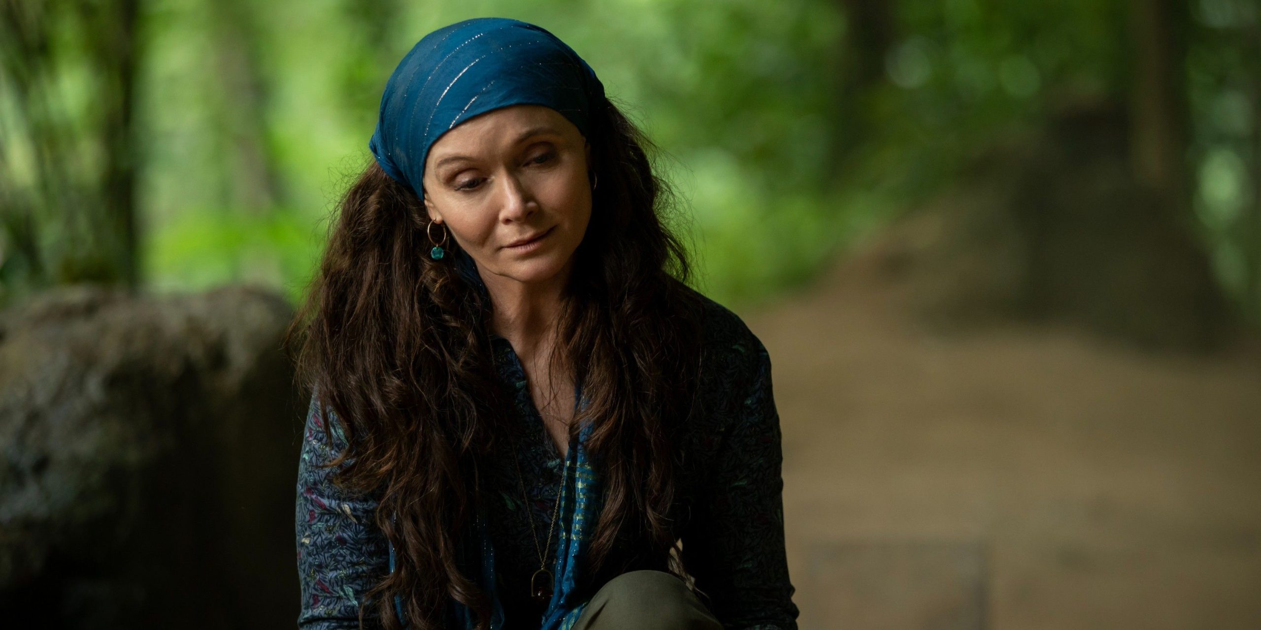 Dame Sylvia (Essie Davis) a l'air solennelle dans Alien : Earth.