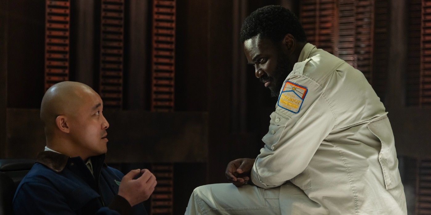 Teng (Andy Yu) dans Morrow (Babou Ceesay) dans Alien: Earth.