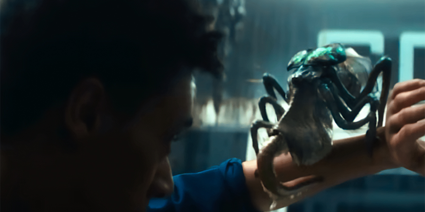 Isaac attaqué par l'étrange Mouche extraterrestre dans Alien: Earth.