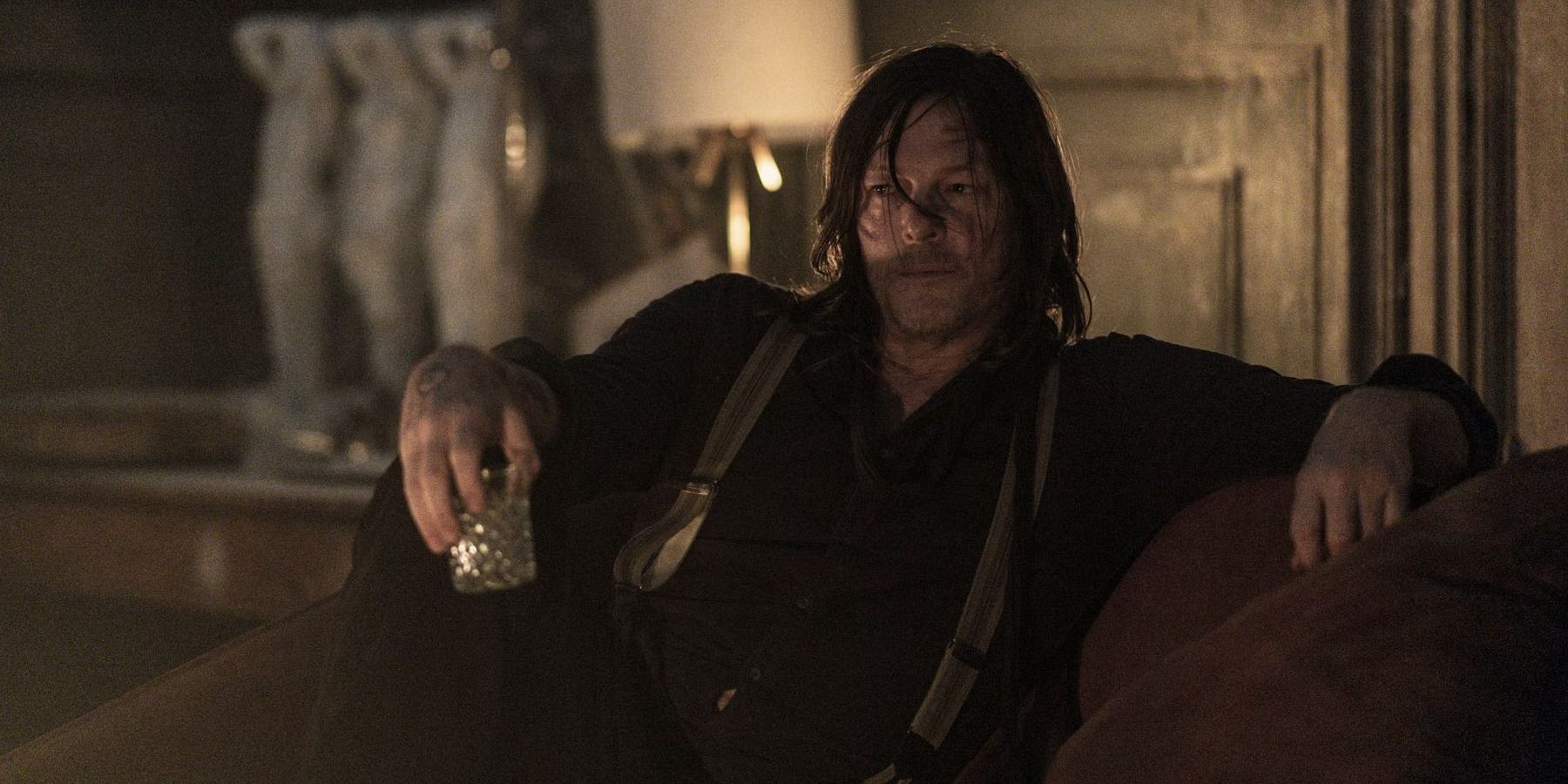 Daryl (Norman Reedus) buvant un verre dans la saison 3 de The Walking Dead: Daryl Dixon.