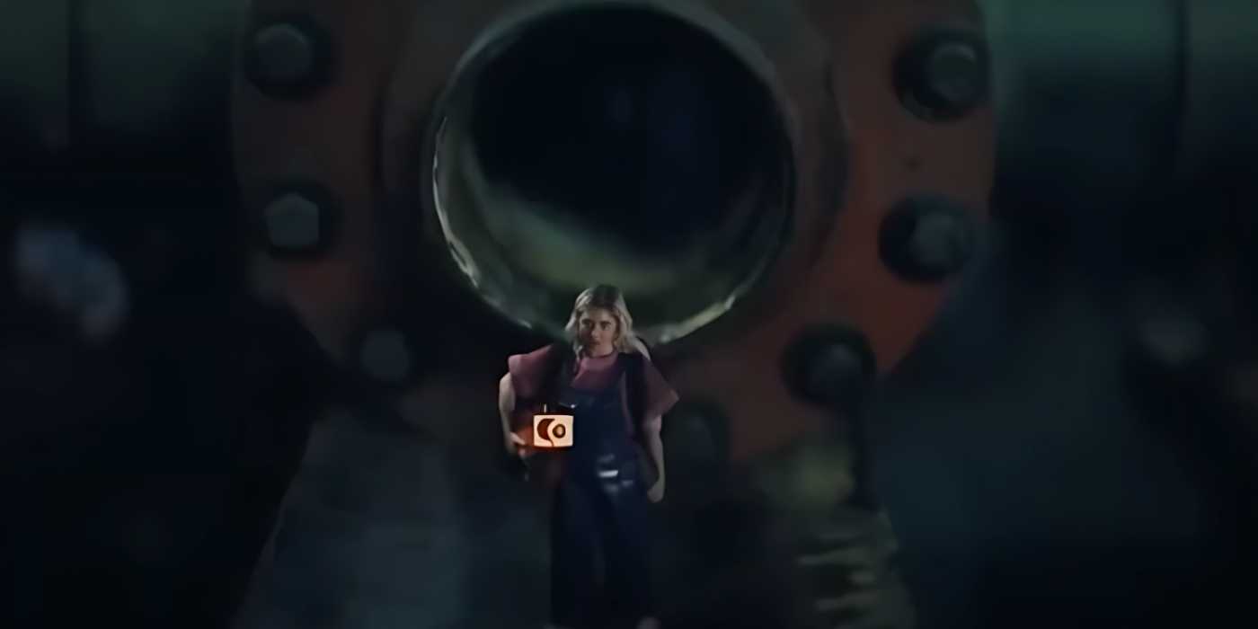 Lizze Broadway dans le rôle d'Emma tient une caméra miniature alors qu'elle est petite dans Gen V.