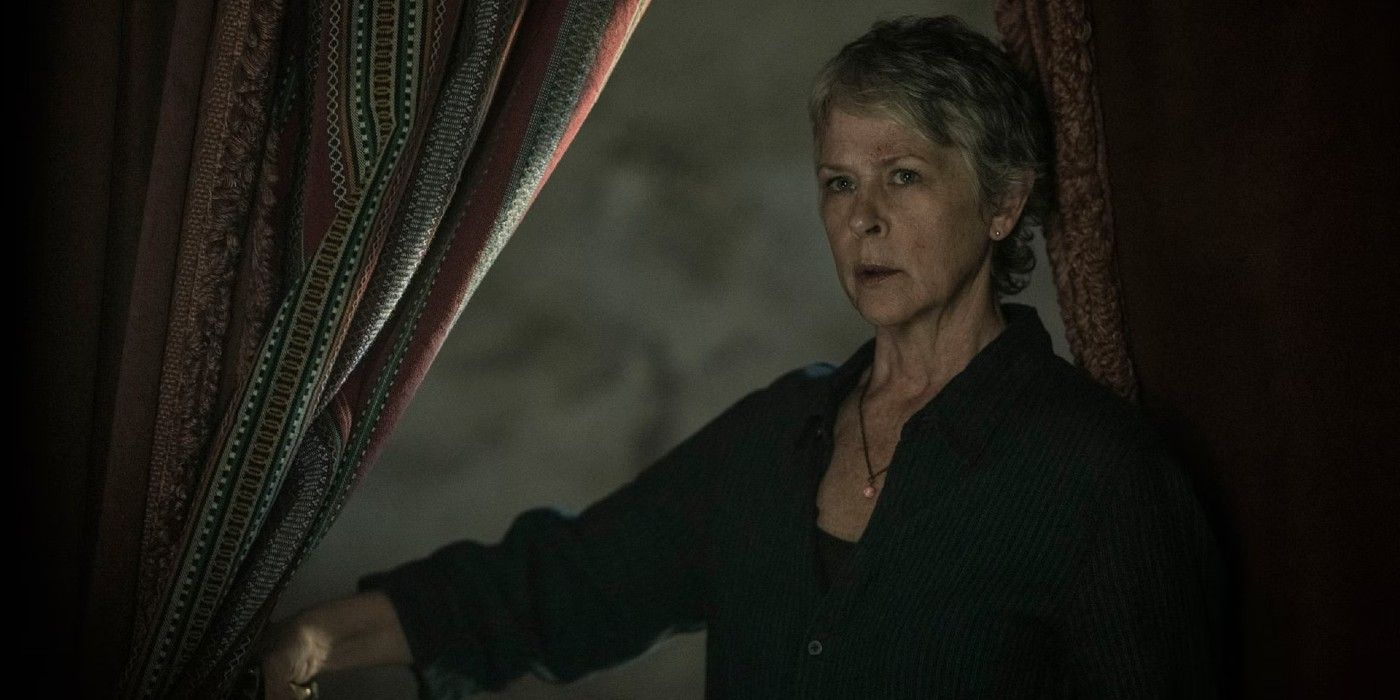 Carol (Melissa McBride) a l'air curieuse dans The Walking Dead : Daryl Dixon.