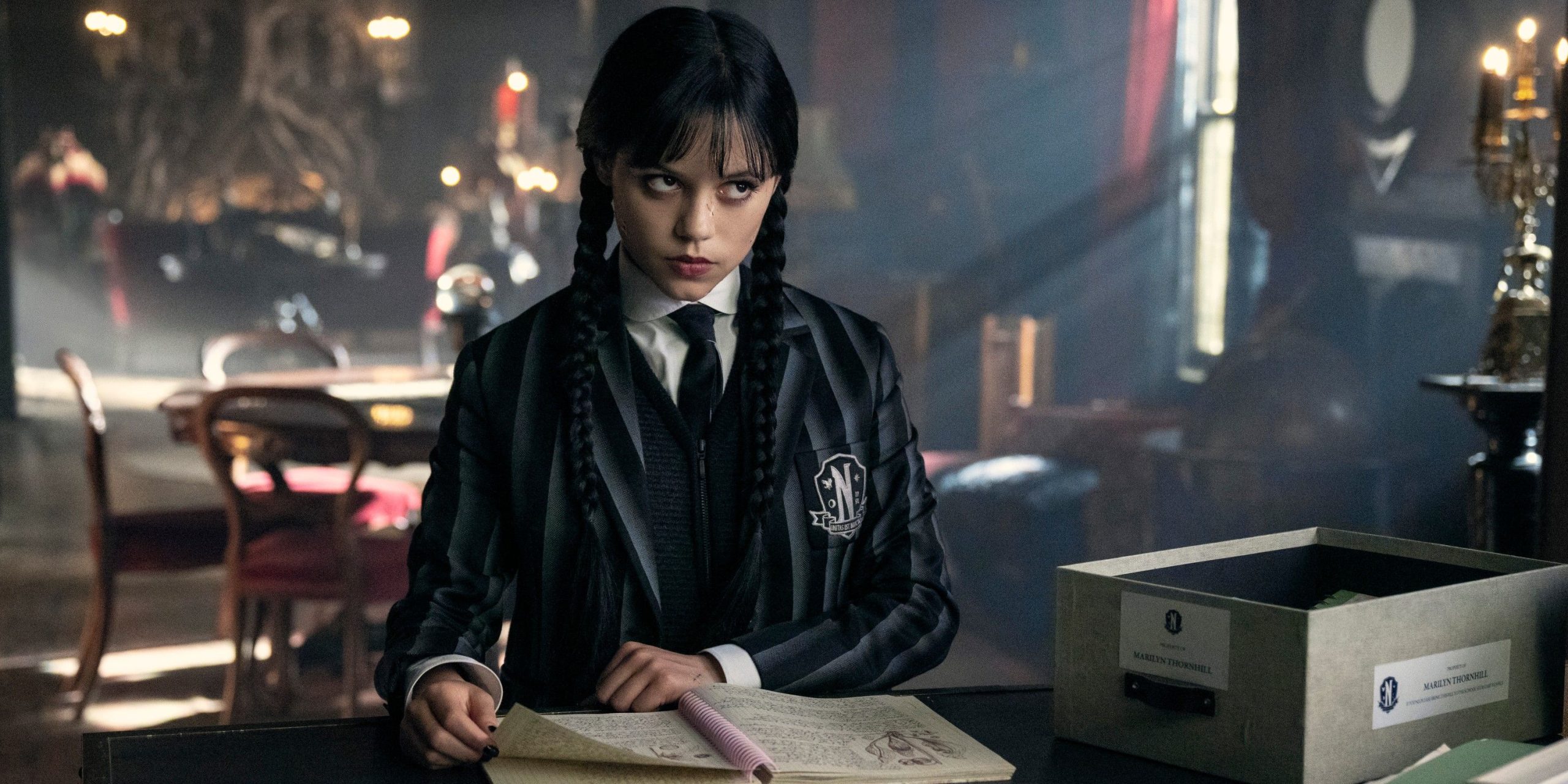 La jeune Mercredi Addams interprétée par Jenna Ortega, dans la saison 2 de la série Mercredi (Wednesday) sur Netflix.